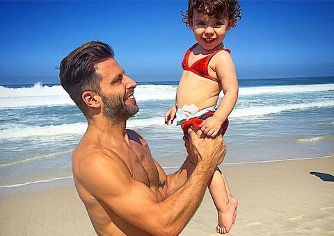 Pai babão, Henri Castelli posa com a filha em dia de praia
