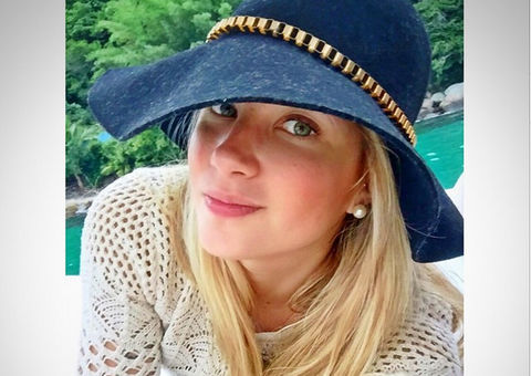 Com maiô cavado, ex-BBB Aline exibe curvas em lugar paradisíaco