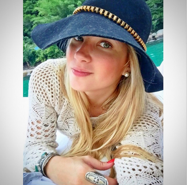 Com maiô cavado, ex-BBB Aline exibe curvas em lugar paradisíaco