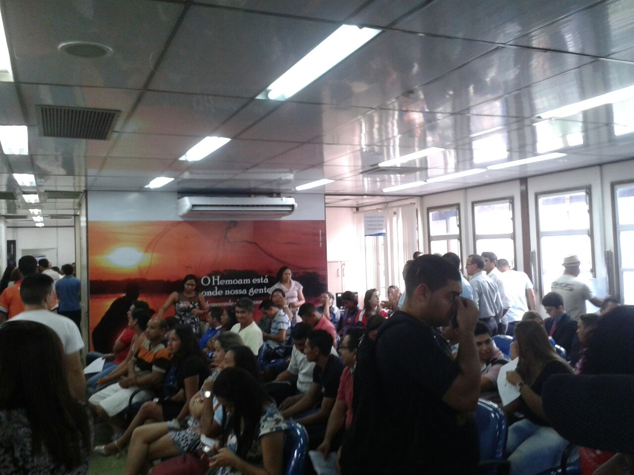 Doador de sangue reclama de superlotação  e desconforto no Hemoam