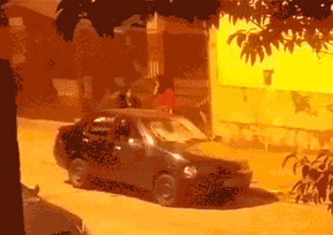 Mulher tem acesso de raiva e destrói carro do ex. Amiga tenta impedir