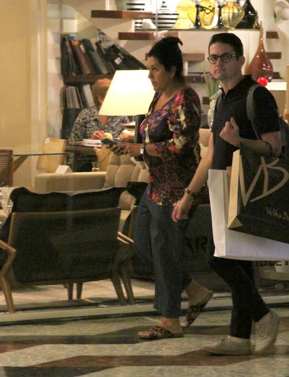 Regina Casé passeia no Shopping da Zona Sul do Rio de Janeiro