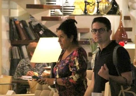 Regina Casé passeia no Shopping da Zona Sul do Rio de Janeiro