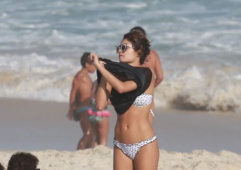 Daniel Oliveira e Sophie Charlotte curtem a praia no Rio de Janeiro