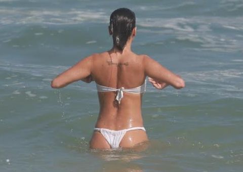 Deborah Secco curte praia no Rio de Janeiro