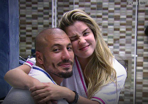 Aline e Fernando divulgam primeira foto se beijando