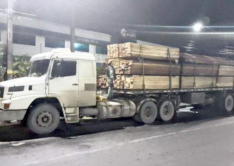 Carreta com 37,88 m cúbicos de madeira irregular é apreendida na AM-010