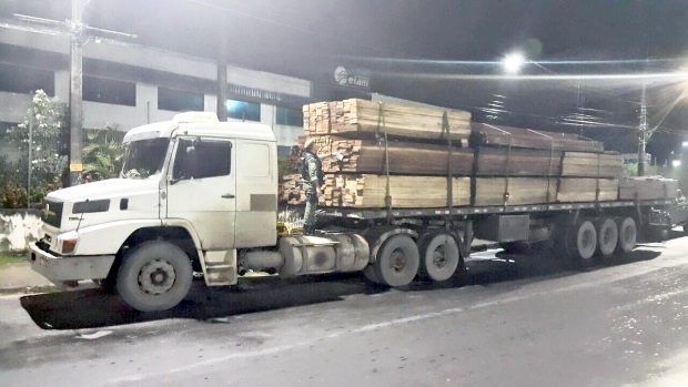 Carreta com 37,88 m cúbicos de madeira irregular é apreendida na AM-010