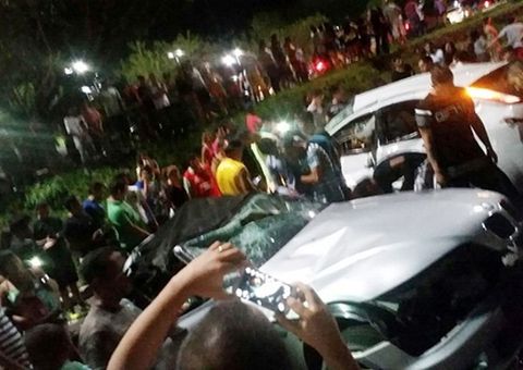 BMW em alta velocidade bate em um carro estacionado