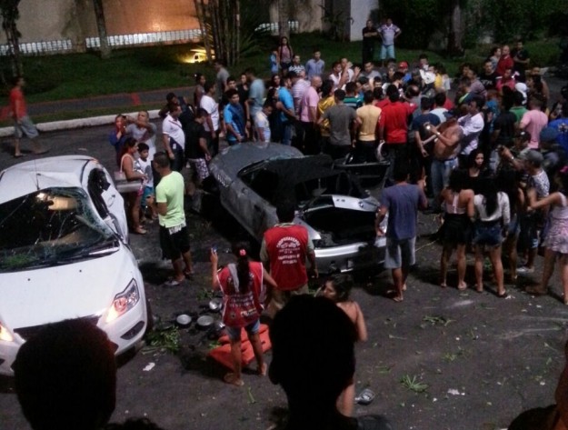 BMW em alta velocidade bate em um carro estacionado