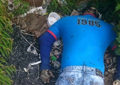 Corpo de um homem é encontrado em ramal jogado no meio do lixo