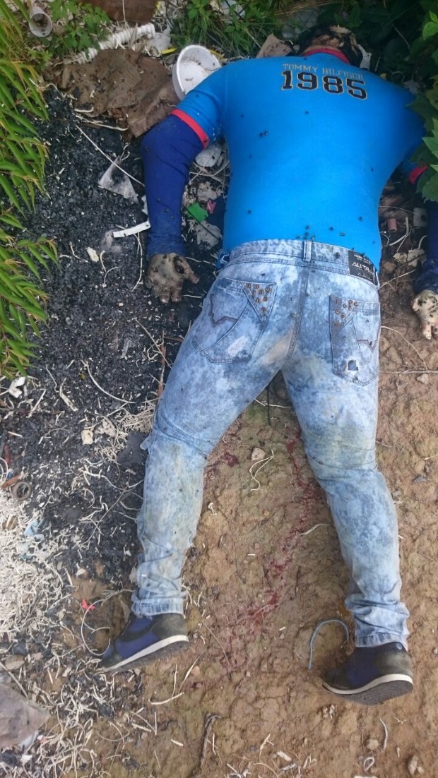 Corpo de um homem é encontrado em ramal jogado no meio do lixo