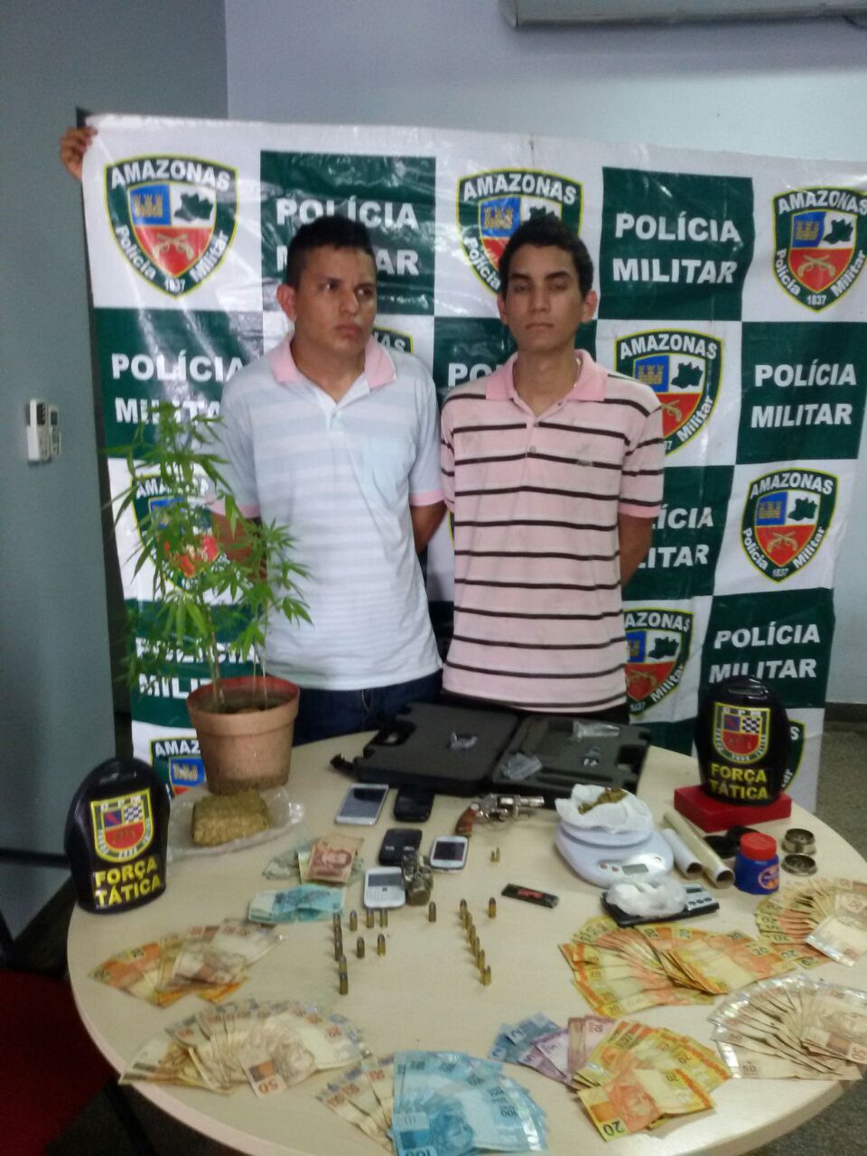 Irmãos tinham mini laboratório de drogas dentro de casa no Parque Dez