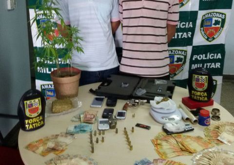 Irmãos tinham mini laboratório de drogas dentro de casa no Parque Dez