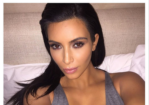 De calcinha e sutiã, Kim Kardashian sensualiza em selfie no Twitter