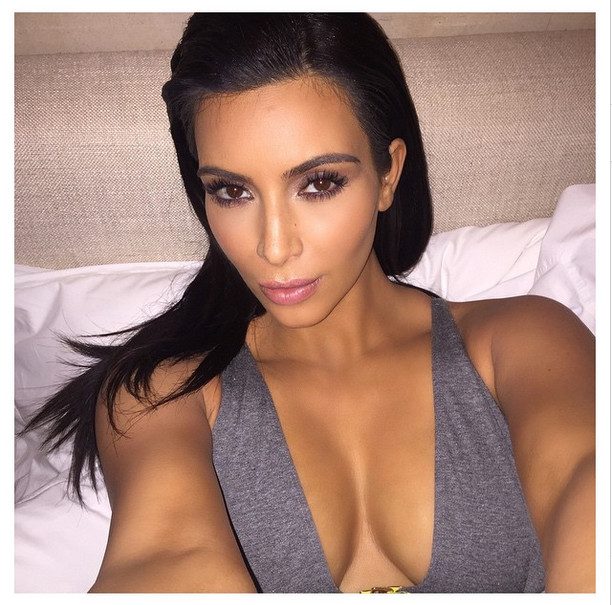 De calcinha e sutiã, Kim Kardashian sensualiza em selfie no Twitter