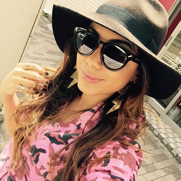 Em turnê, Anitta posa toda estilosa no Japão