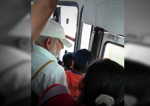 Usuários protestam em ônibus por causa de motorista que não quis abrir porta para idoso em Manaus