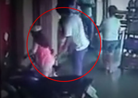 Pedófilo é flagrado assediando sexualmente criança dentro de supermercado; veja