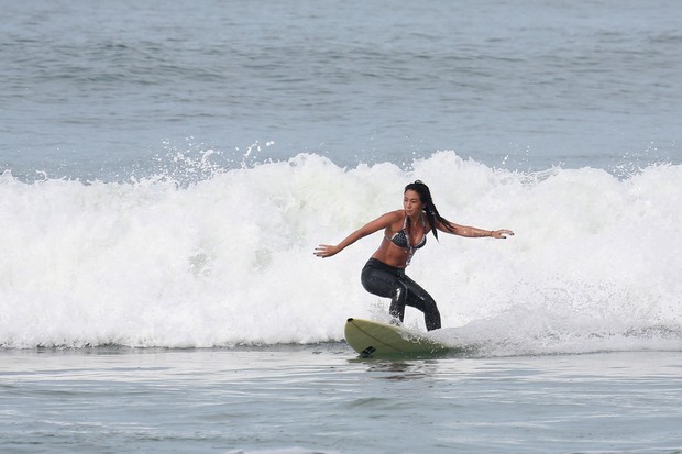 Aos 37 anos, Daniele Suzuki impressiona por boa forma em dia de surfe