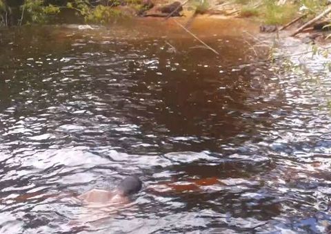 Corpo de bombeiros resgata corpo de um homem boiando em Manaus, mas ninguém sabe quem é