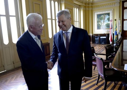 Artur e Mangabeira discutem estratégias para enfrentar a crise