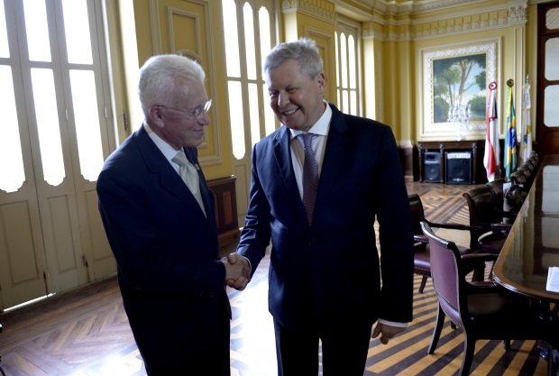 Artur e Mangabeira discutem estratégias para enfrentar a crise