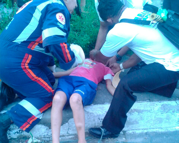 Duas crianças são atingidas por motoqueiro próximo ao T4