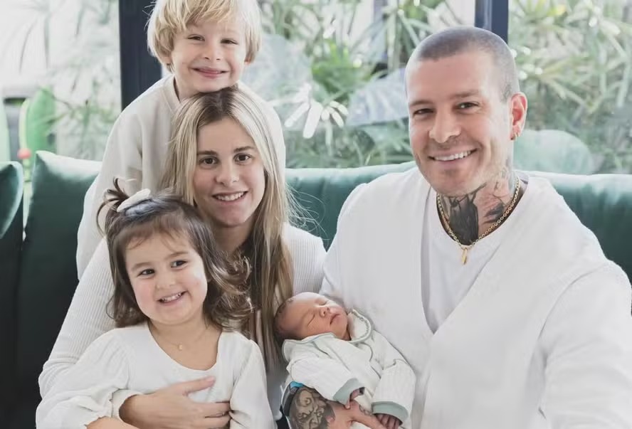 Shantal mostra rostinho do filho em primeira foto com a família 