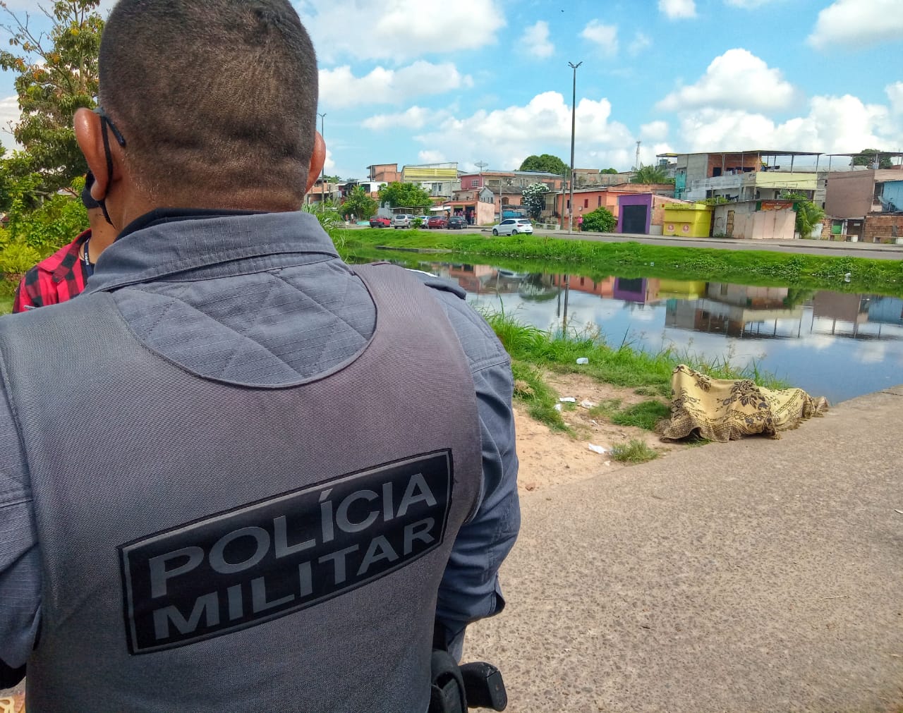Homem pula de ponte em igarapé e morre afogado em Manaus