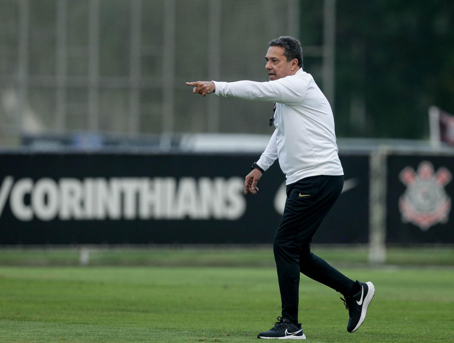 Luxa muda de ideia e 'encontra' Corinthians, mas segue sem vencer no clube