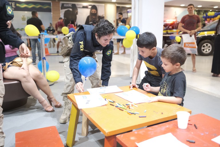 PRF realiza exposição com jogos e brindes em shopping de Manaus