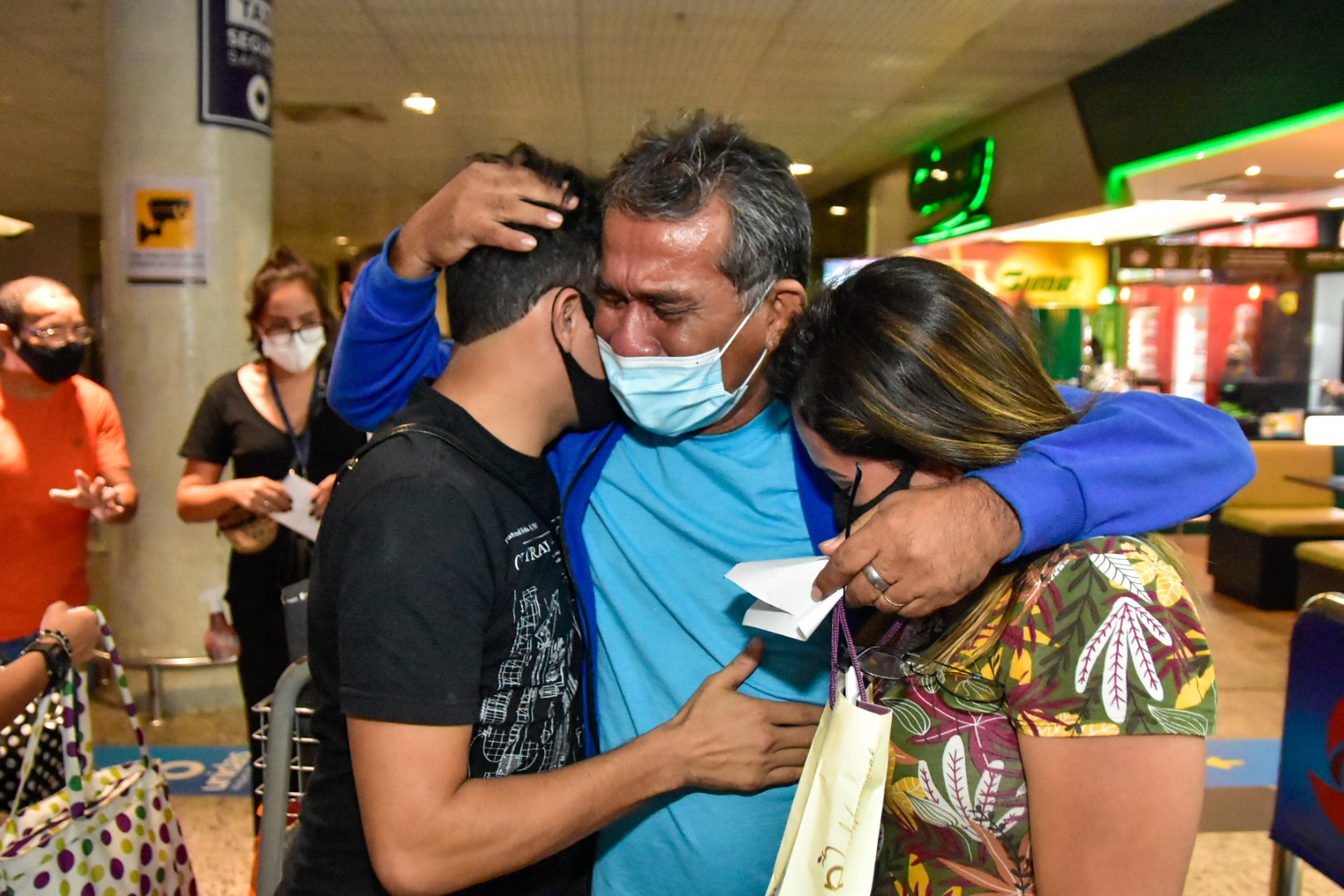 Emocionados, 5 pacientes que venceram a covid-19 retornam a Manaus