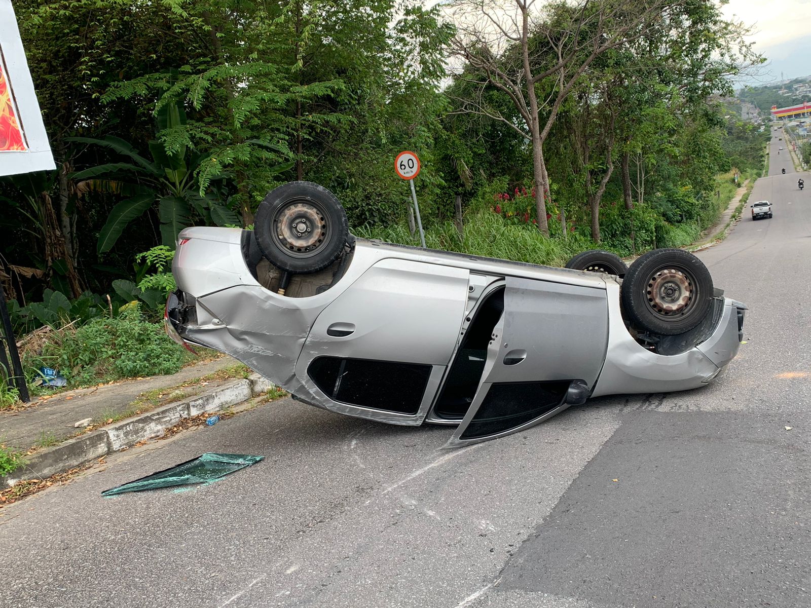 Motorista de app capota carro com quatro passageiros em Manaus
