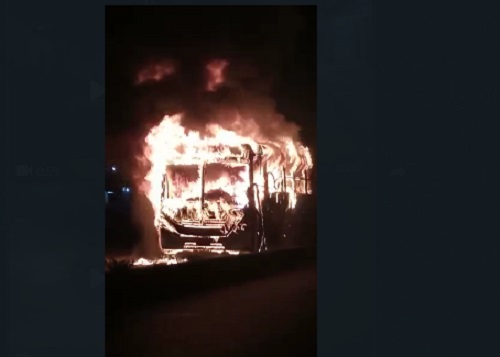 Vídeo: Ônibus da linha 677 é incendiado por criminosos em Manaus