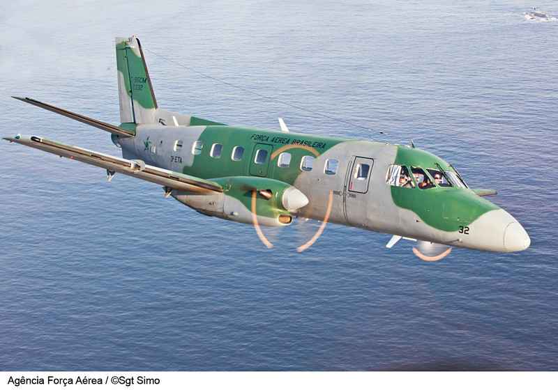 Avião da FAB faz pouso forçado em rio