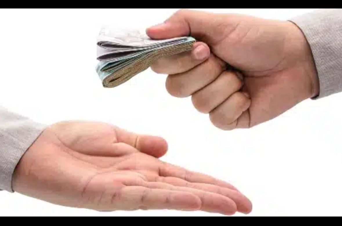 Banco é condenado a indenizar cliente por empréstimo feito por golpistas