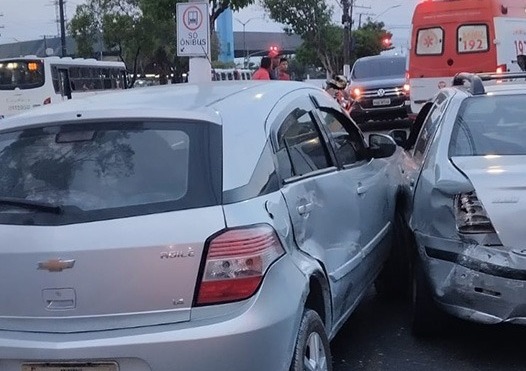 Homem se envolve em acidente e acaba preso com carro roubado em Manaus