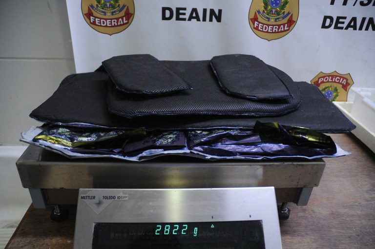 PF prende passageiros que saíram de Manaus com malas recheadas de cocaína