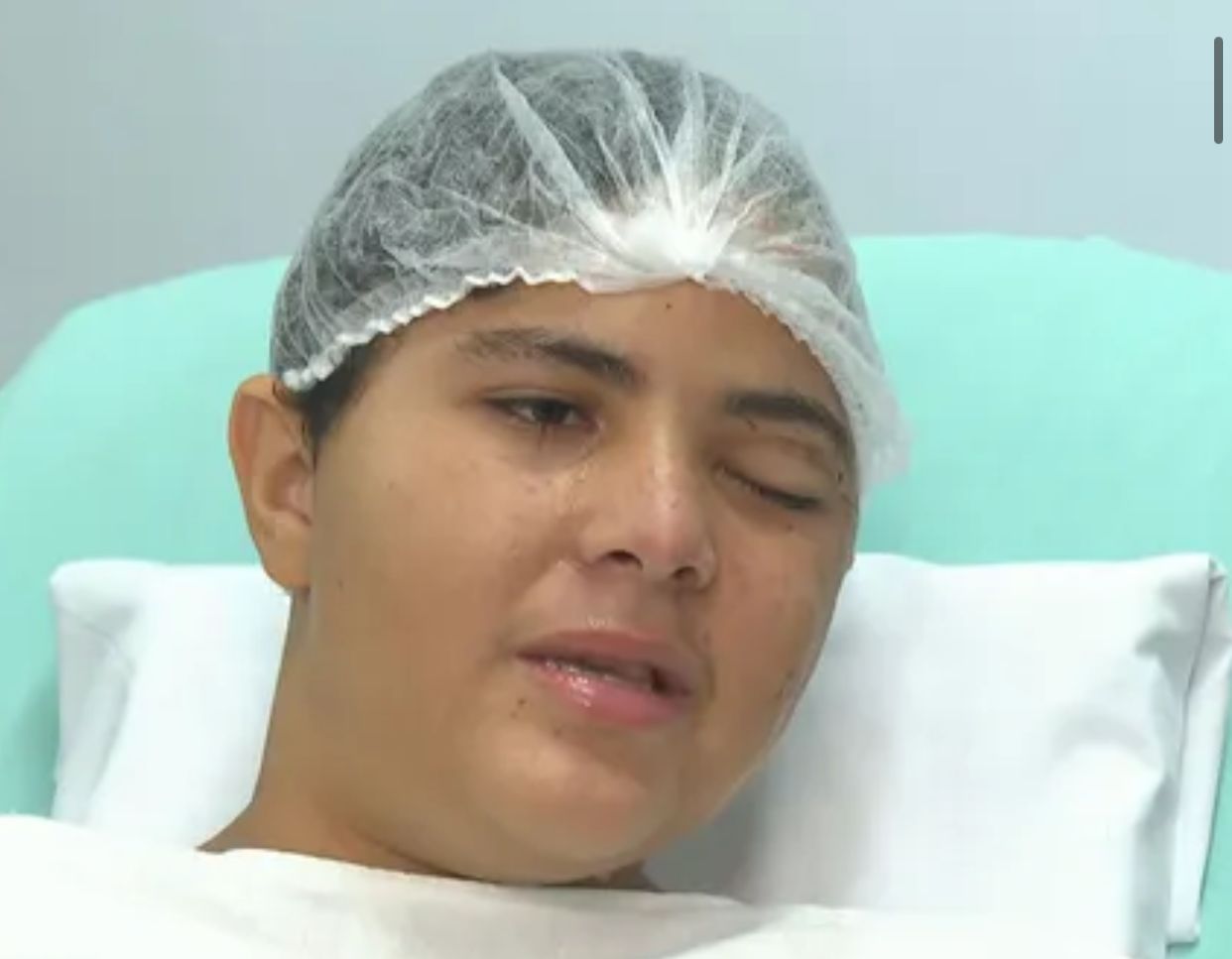 Adolescente é atingido com palito de churrasco no olho em briga em ônibus 