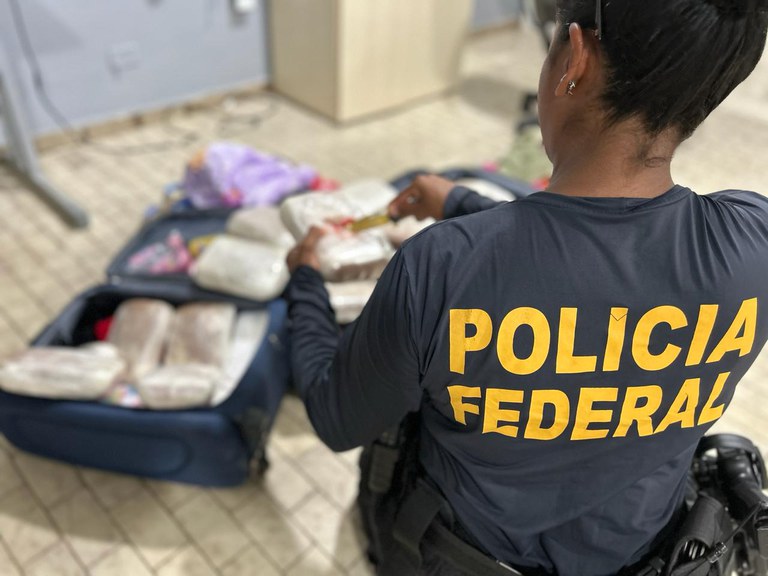 PF prende mulher com mais de 16 kg de cocaína em Tabatinga