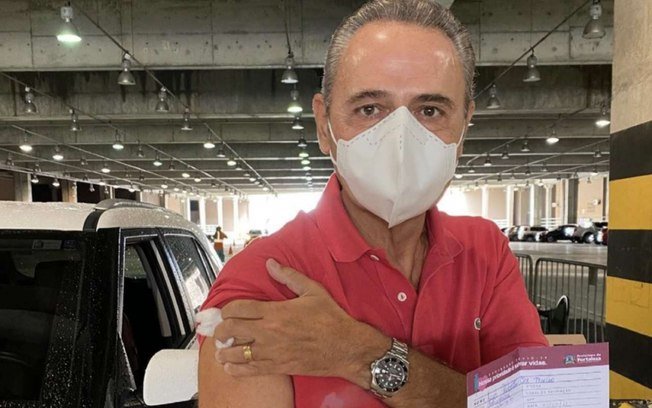 Narrador da Globo, Luis Roberto é vacinado contra Covid-19