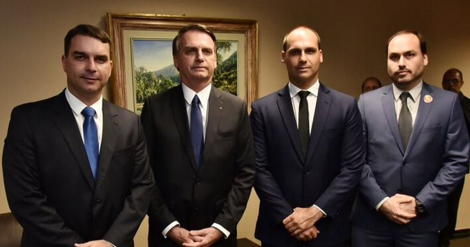 Bolsonaro e filhos anunciam live para 'preparar' candidatos para eleições