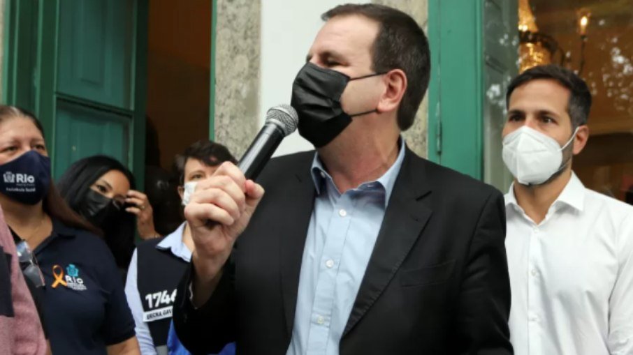 Após perder pai para Covid-19, Paes critica Bolsonaro e defende Coronavac