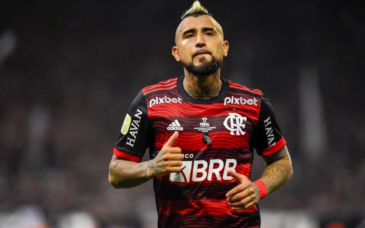 Athletico contrata o volante Vidal após saída do Flamengo