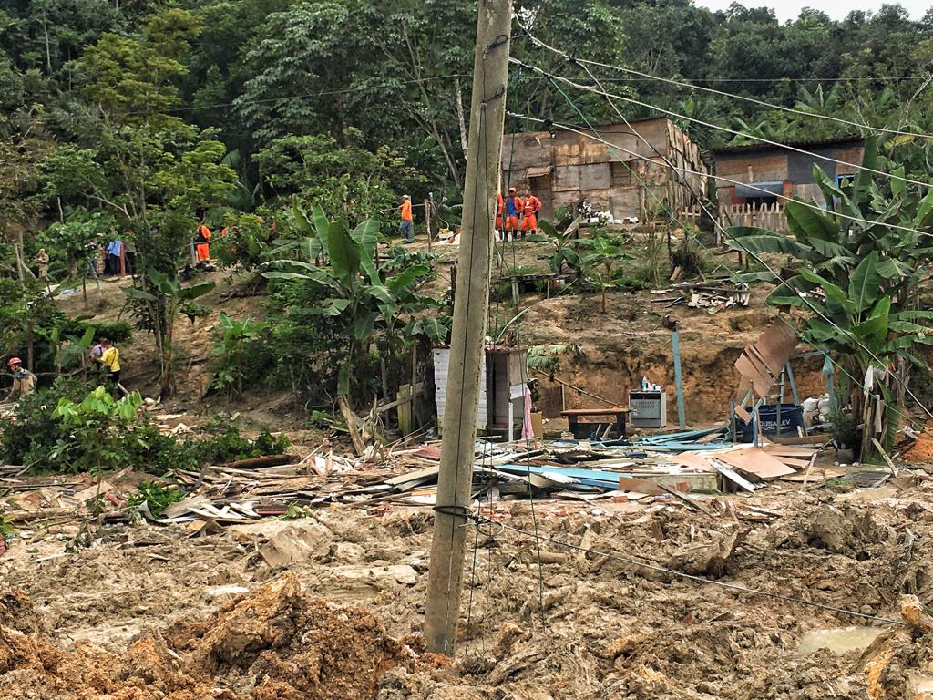 Mais de 120 casas são interditadas após deslizamento que matou 8 em Manaus