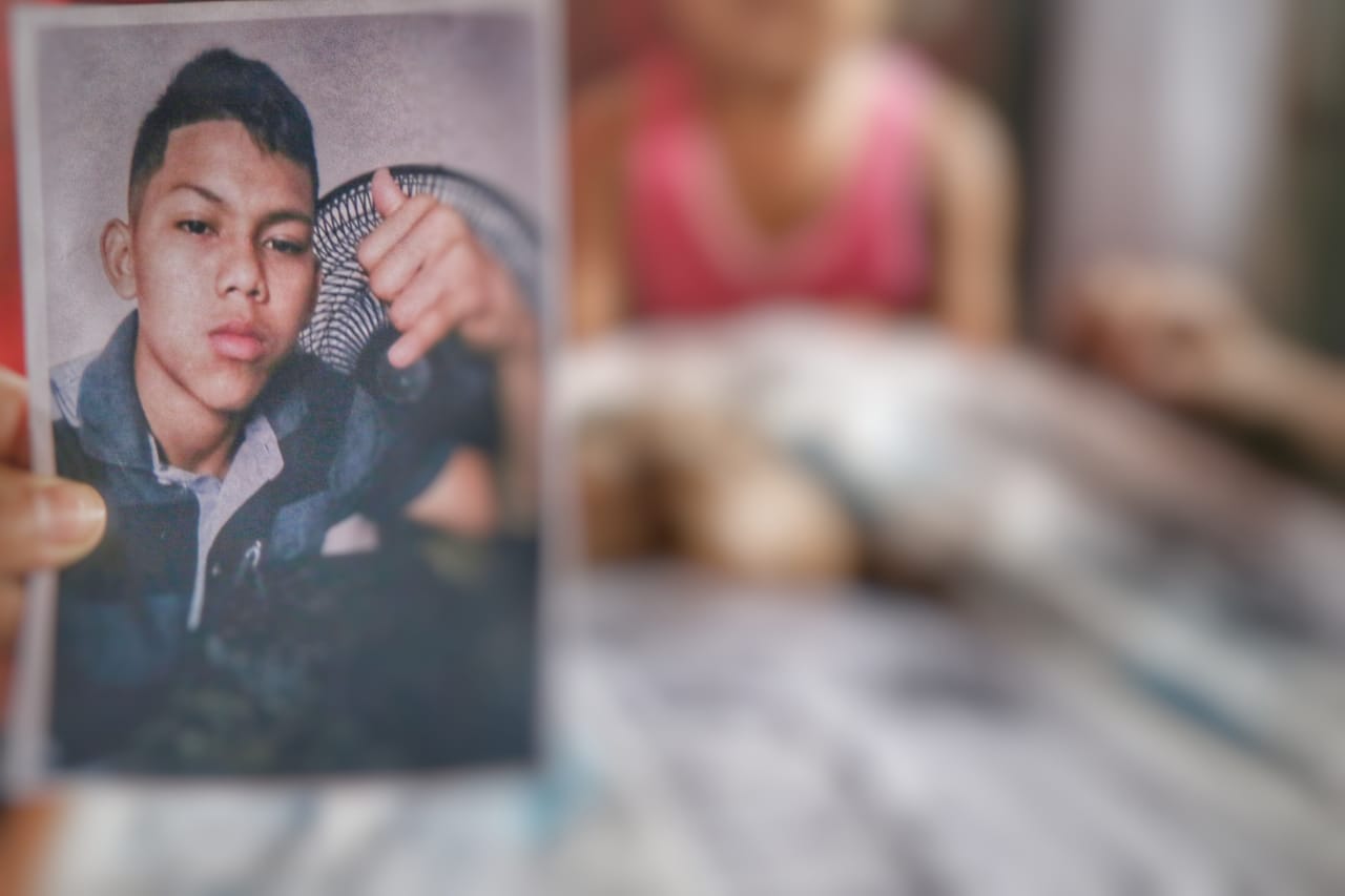 'Ele arrastou meu filho como um cachorro', diz mãe de jovem morto em Manaus