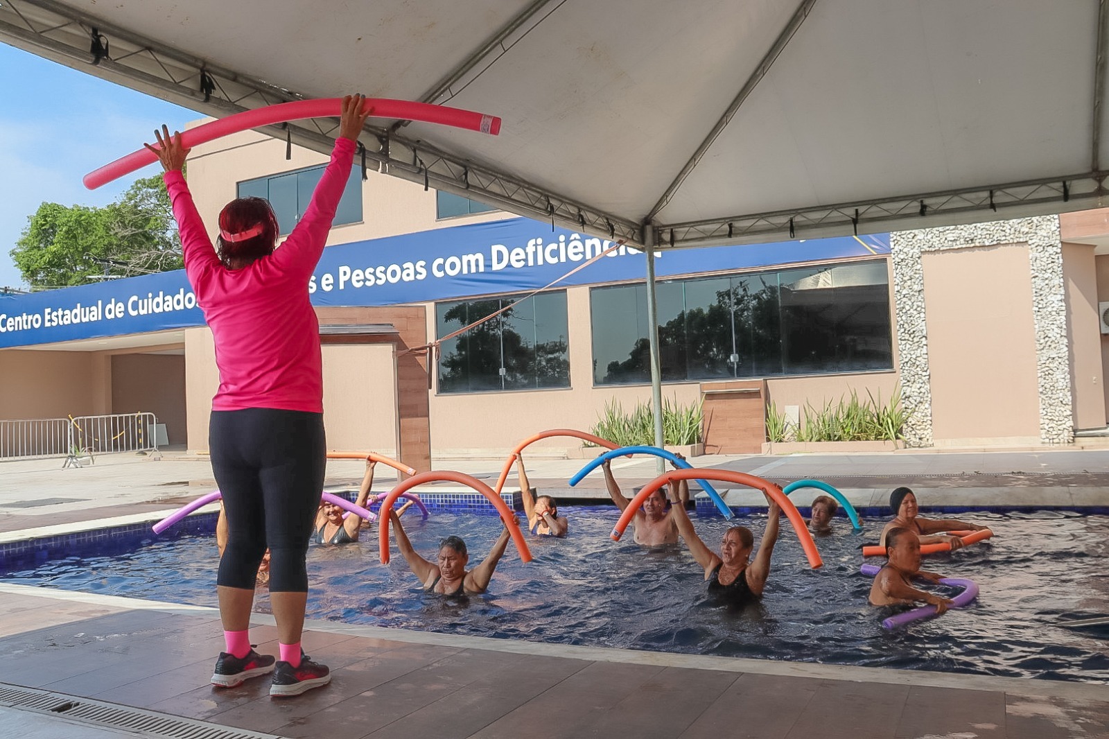 Esporte e saúde: Programa de hidroginástica auxilia idosos em Manaus