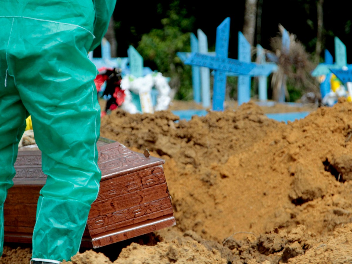 Número de mortos pela covid-19 no Brasil passa de 620 mil