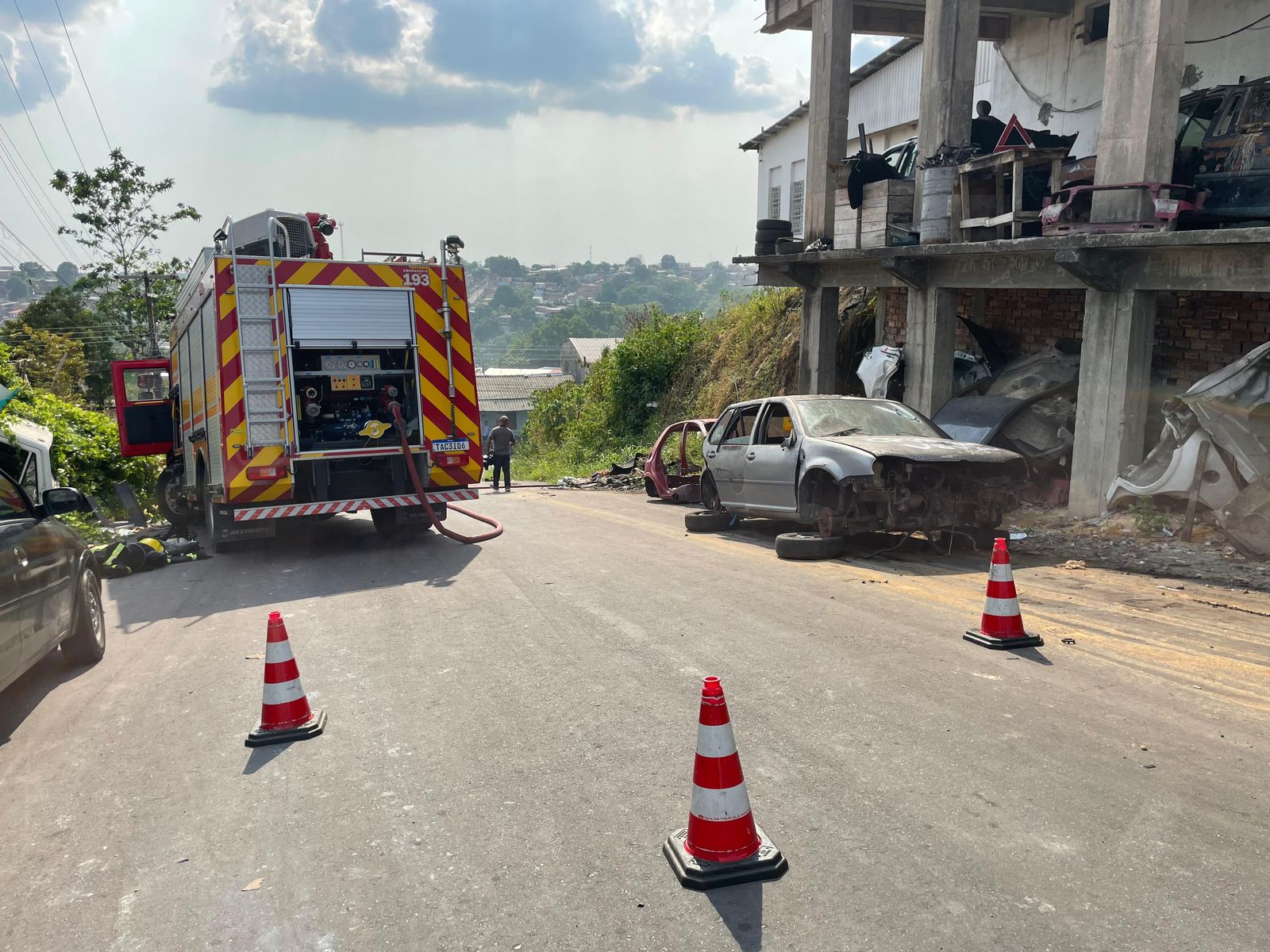 Homem ateia fogo em sofá e assusta moradores na Cidade de Deus